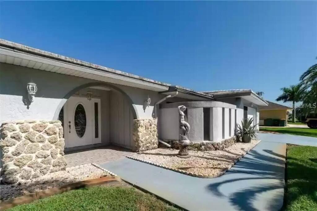 Pet Friendly Canal Front 3-Bedroom Grand Villa With Pool, Linai And Dock Порт-Шарлотт Экстерьер фото